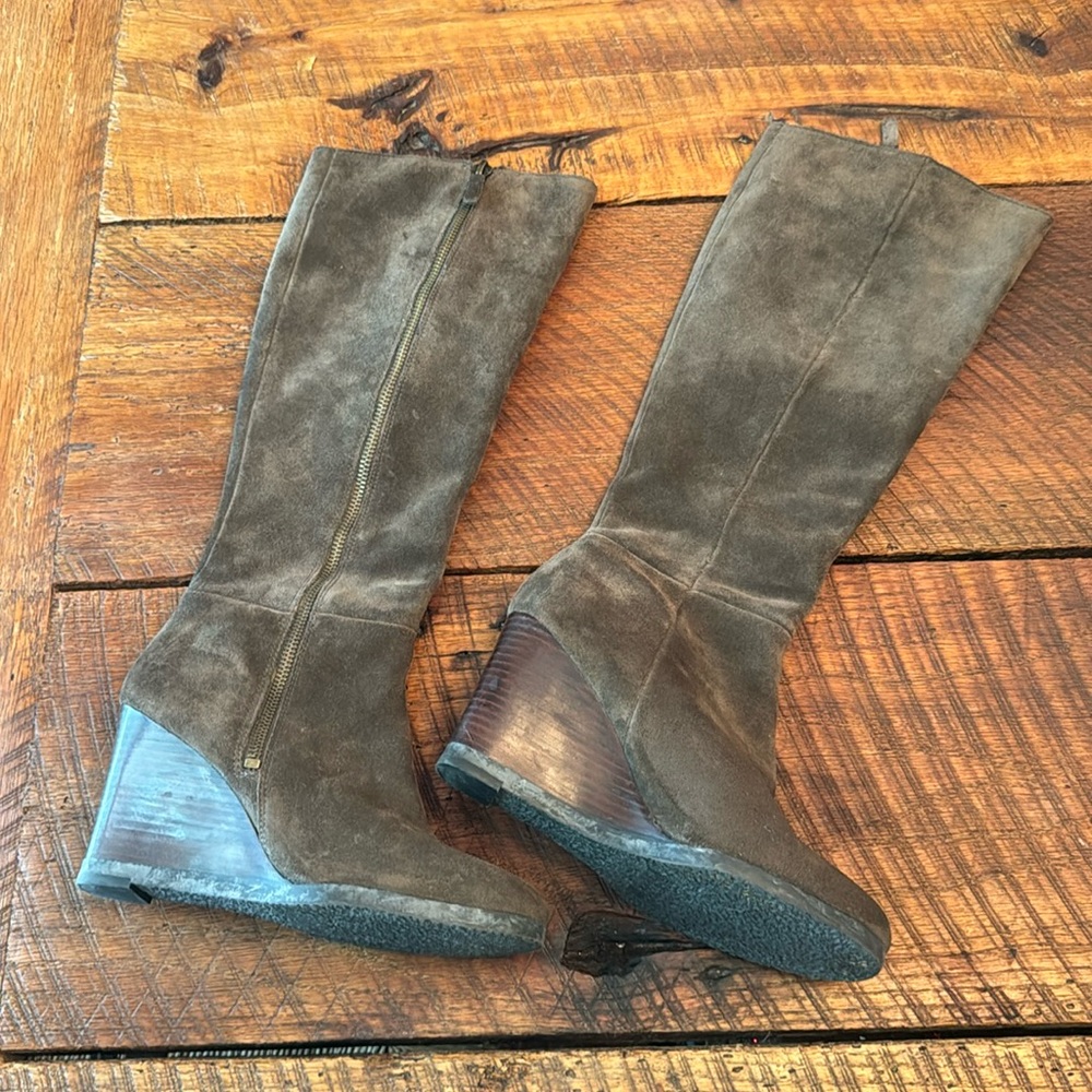 Cute Franco Sarto size 6 suede higher zipper boots.